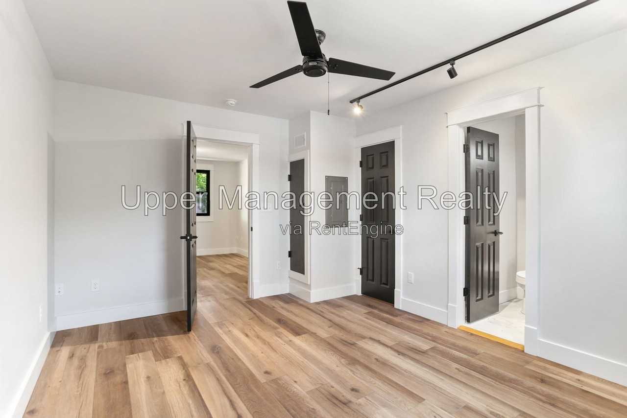 4421 Burgundy St #204 - Photo 5 of 11
