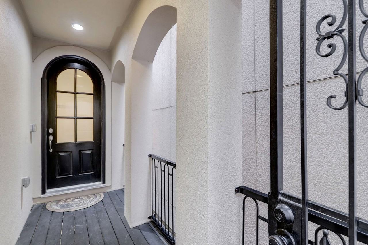 1368 W 25th St - Photo 4 of 14
