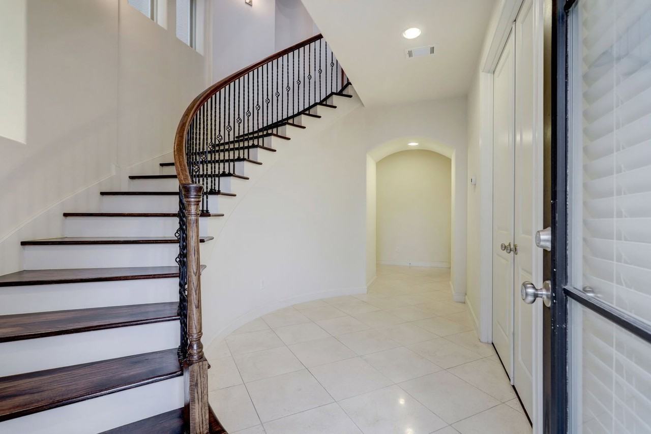 1368 W 25th St - Photo 5 of 14