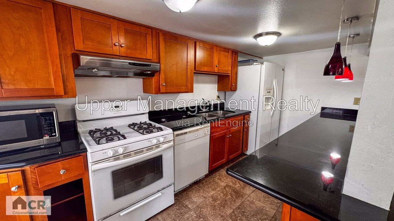 1601 Broadway St #B - Photo 3 of 13