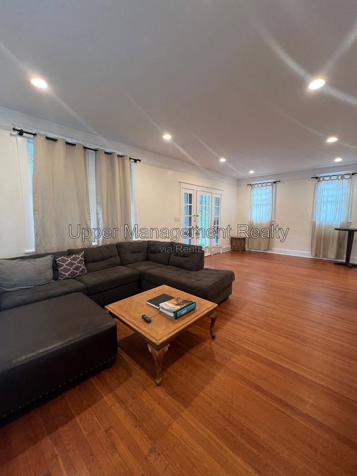 1415 Broadway St - Photo 3 of 12