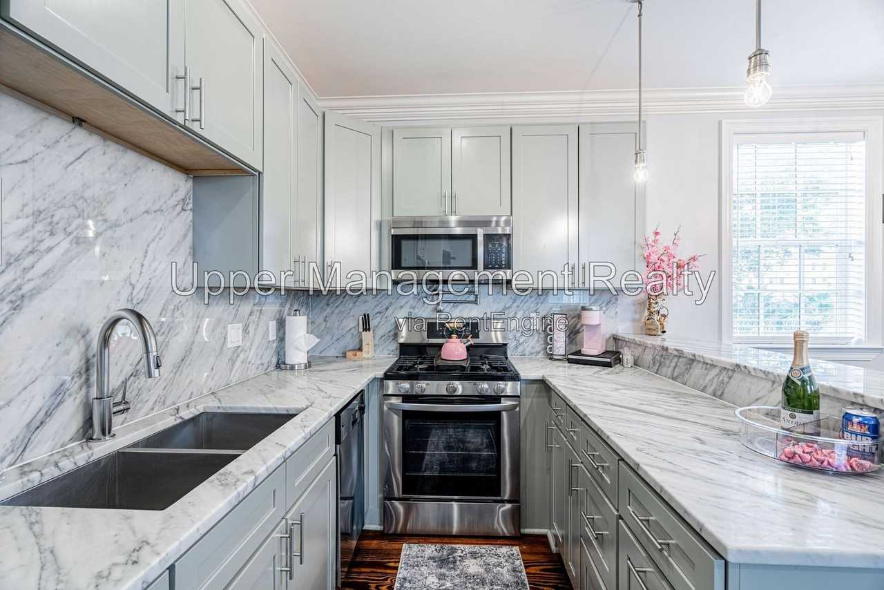 1201 Baronne St #6 - Photo 2 of 8