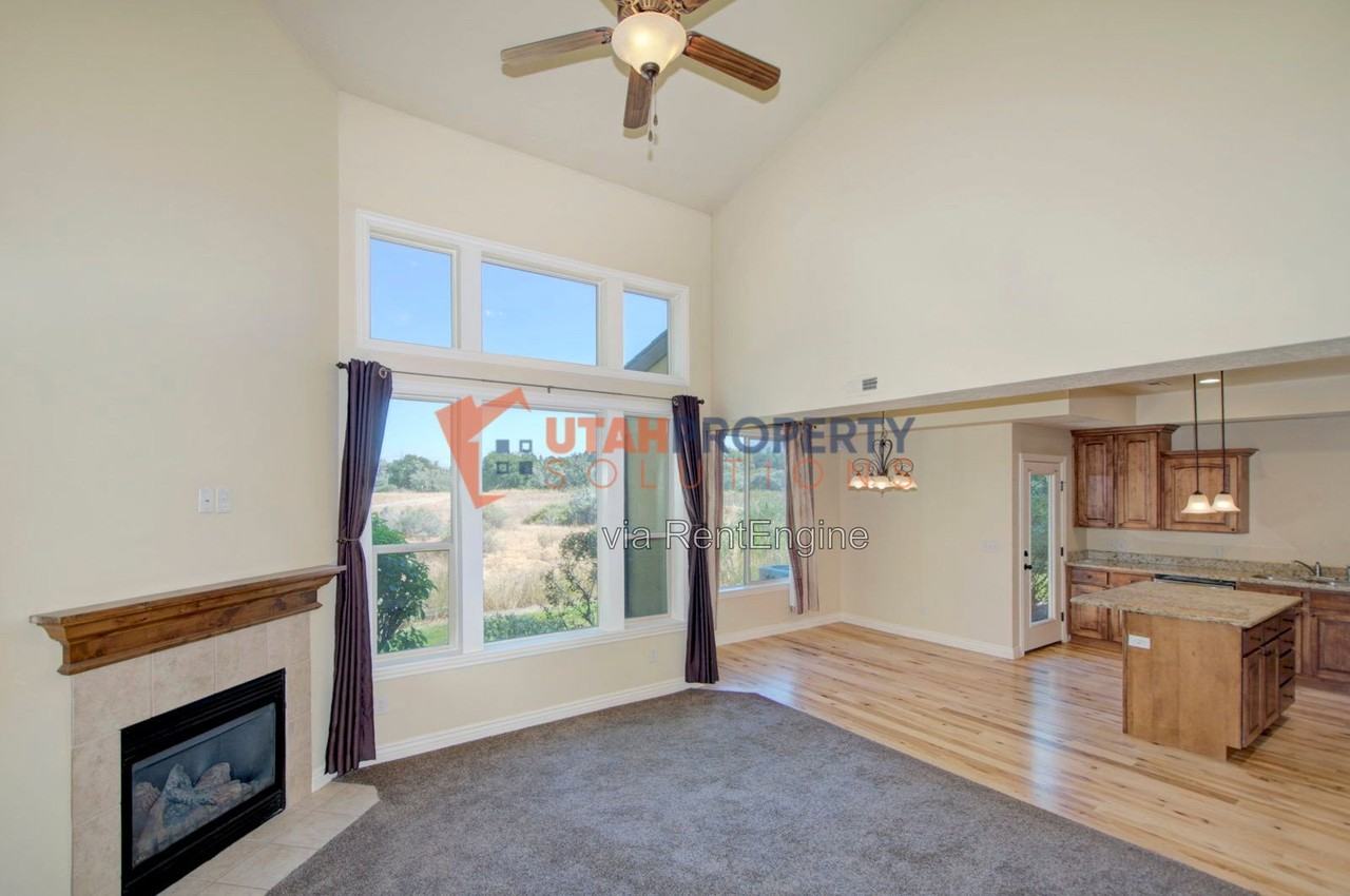 696 W Warm Creek Bay - Photo 5 of 31