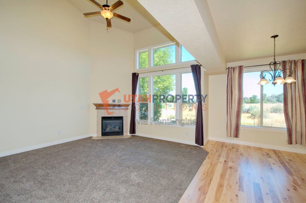 696 W Warm Creek Bay - Photo 6 of 31