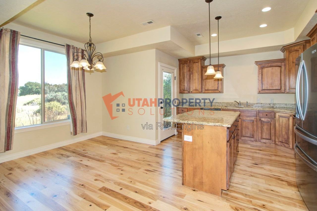 696 W Warm Creek Bay - Photo 7 of 31