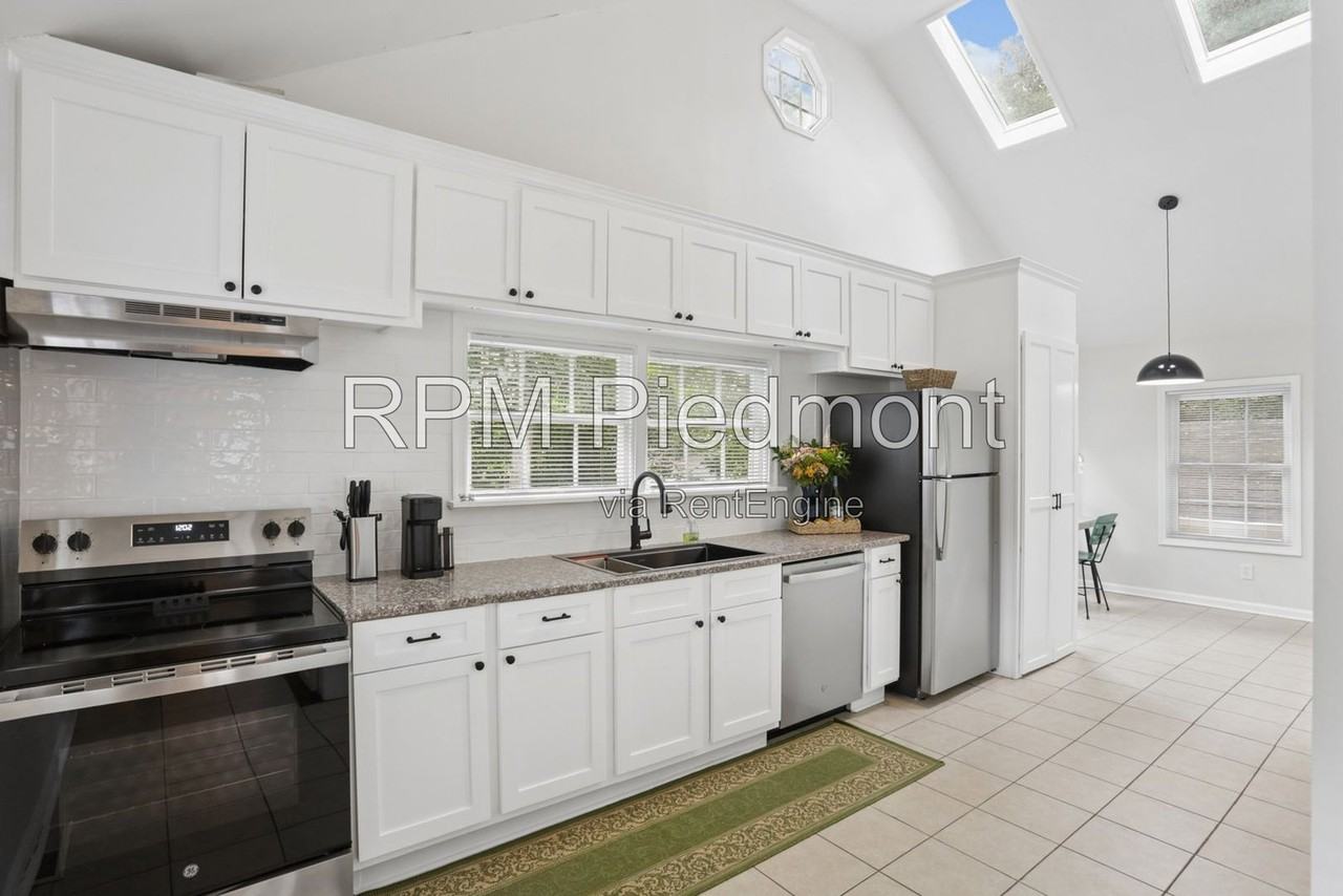 980 Brookdale Dr - Photo 3 of 40
