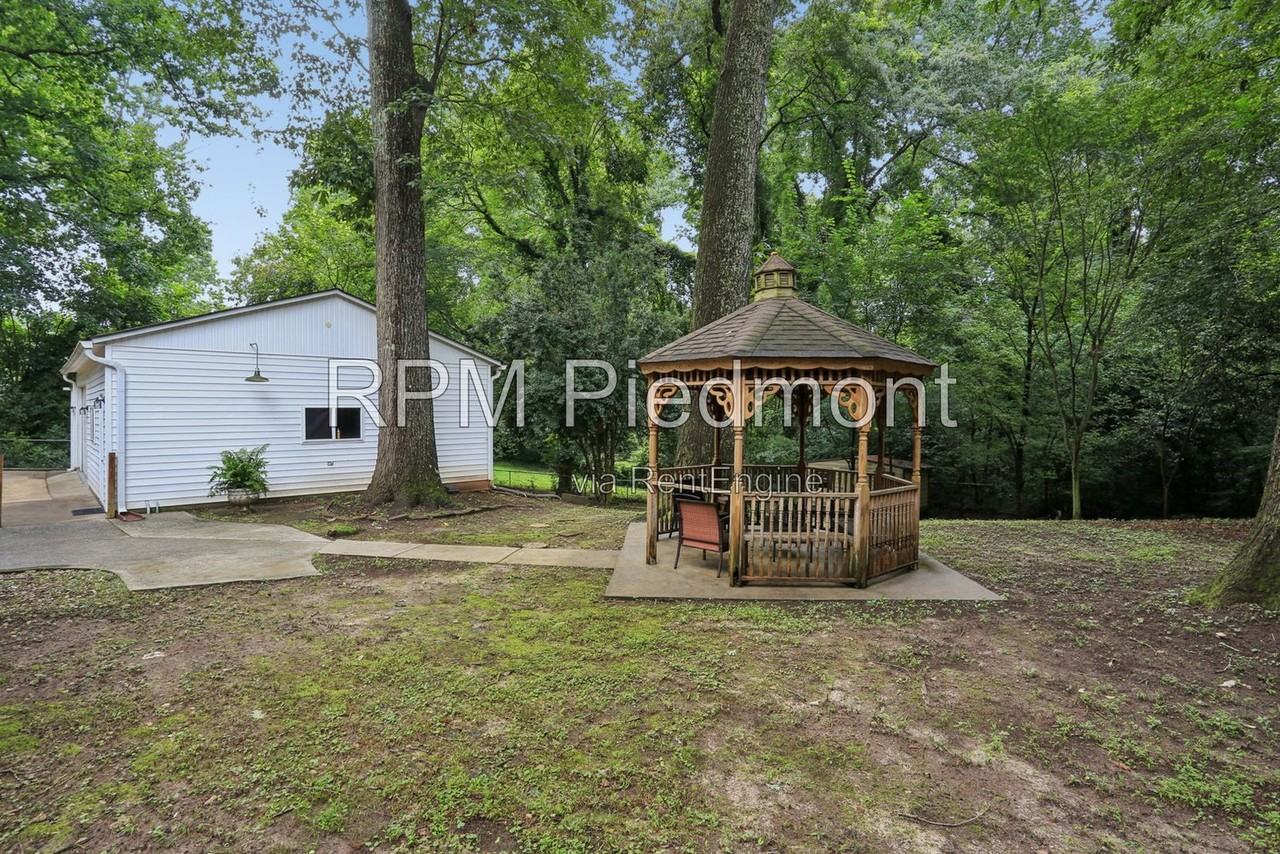 980 Brookdale Dr - Photo 5 of 40