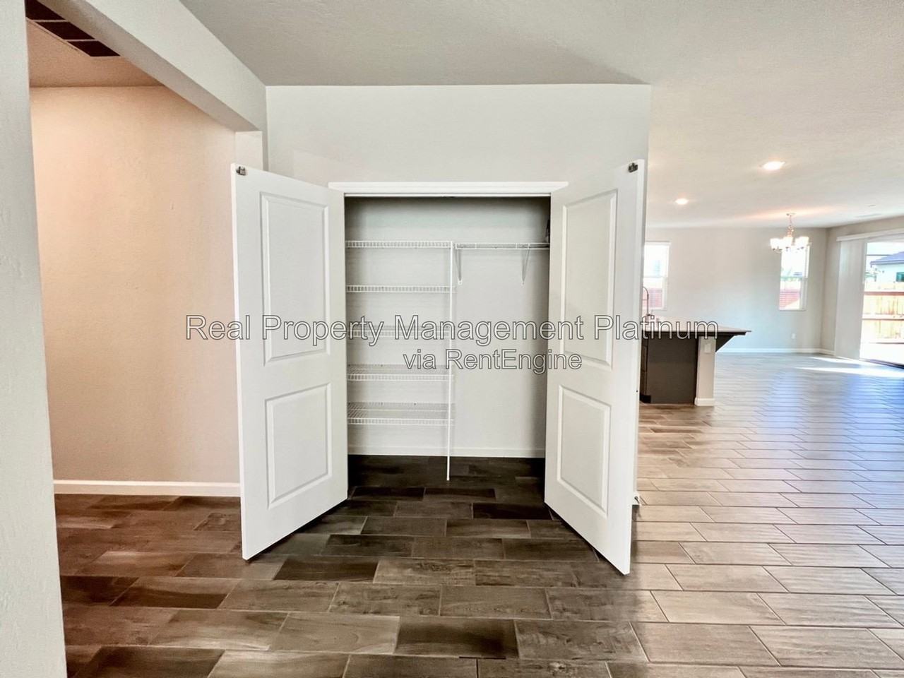 4060 Sussex Ave - Photo 4 of 29