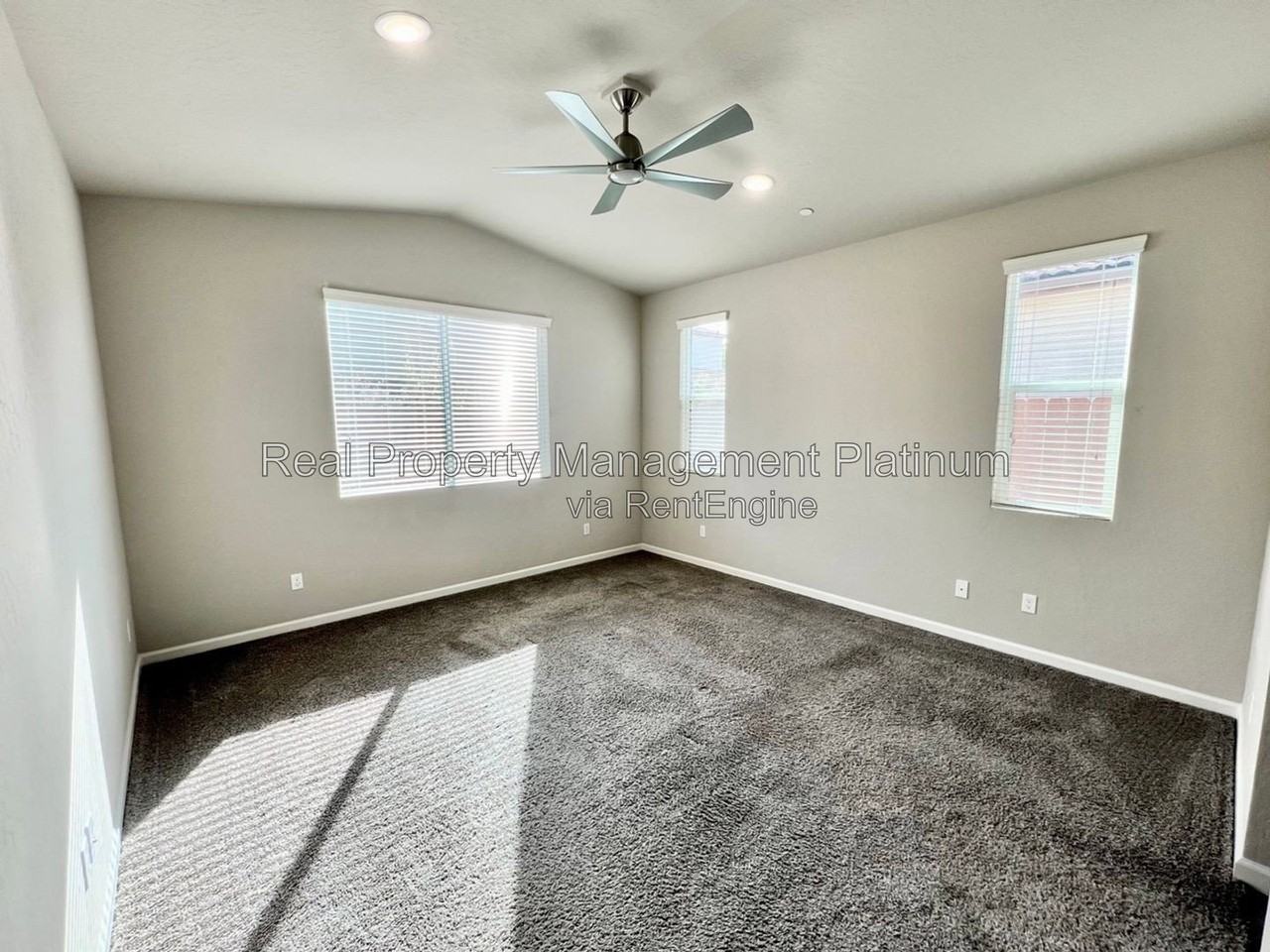 4060 Sussex Ave - Photo 5 of 29