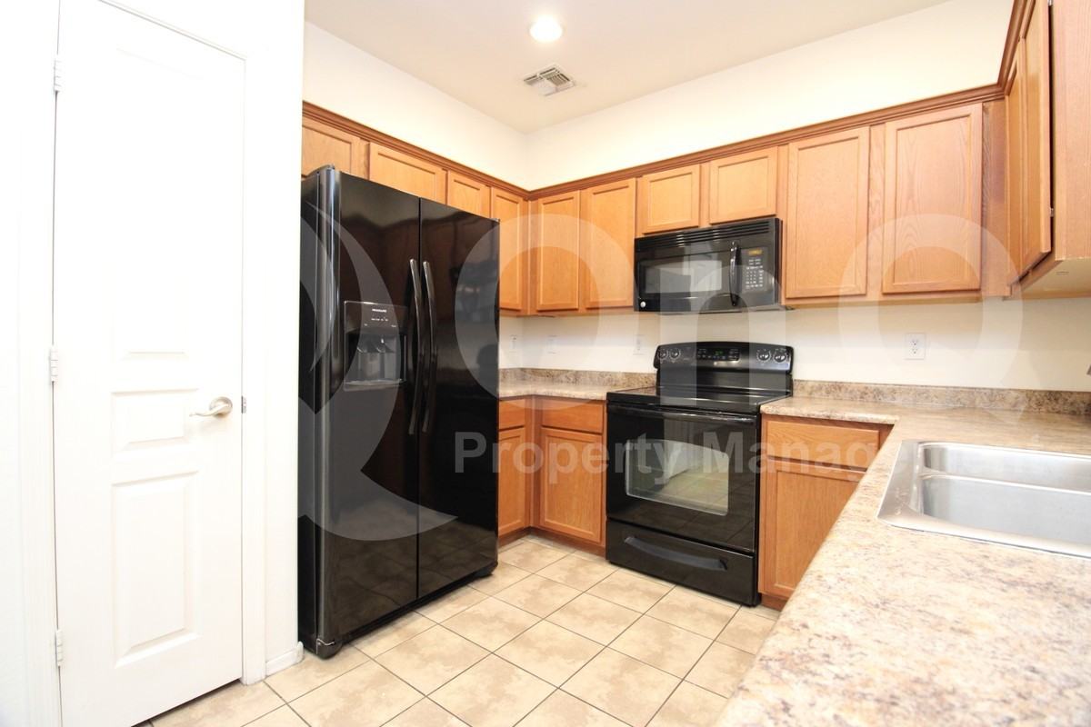 2840 S Brett St - Photo 3 of 23