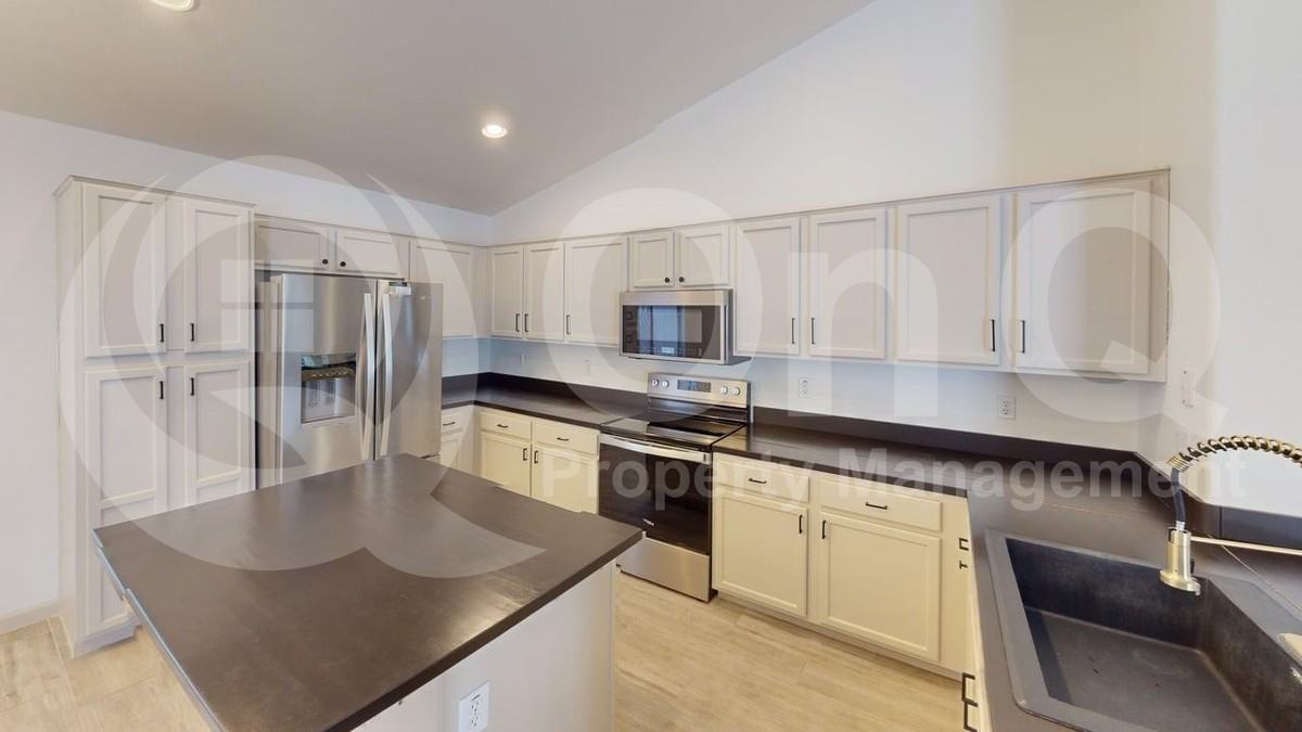 12211 W Hadley St - Photo 5 of 22