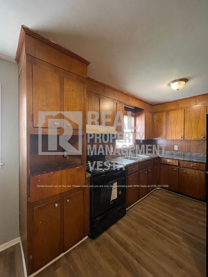 111 Windsor Dr - Photo 4 of 17