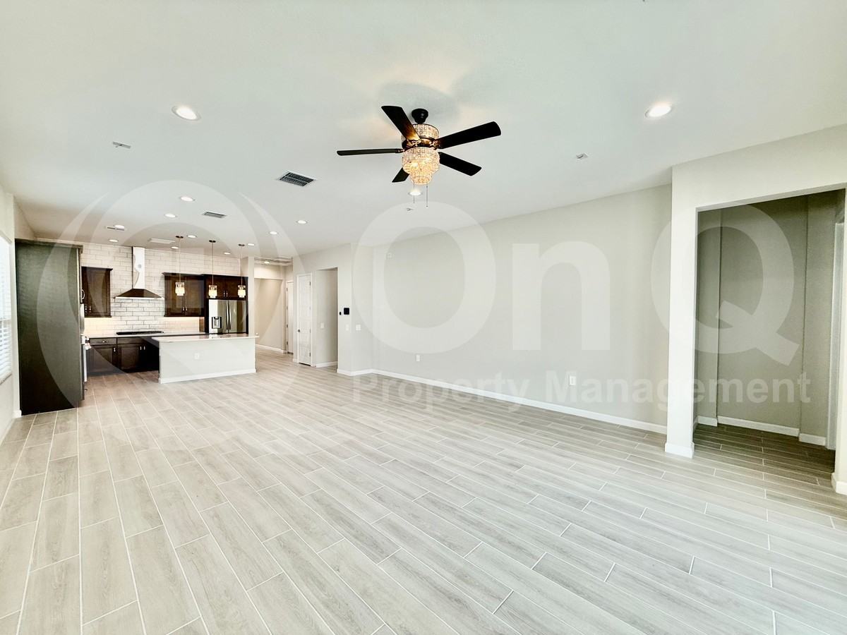 10438 W Salter Dr - Photo 4 of 31