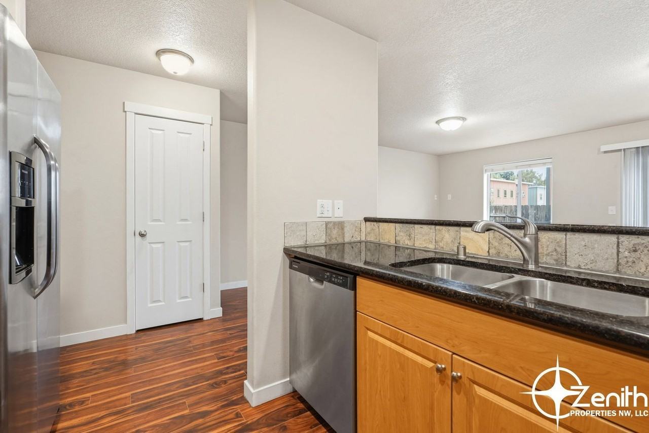 5616 Ne 74th Ct - Photo 5 of 33