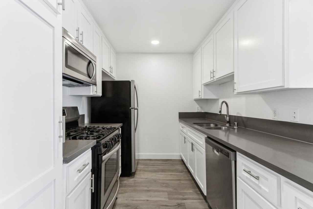 7057 Lanewood Ave - Photo 6 of 34