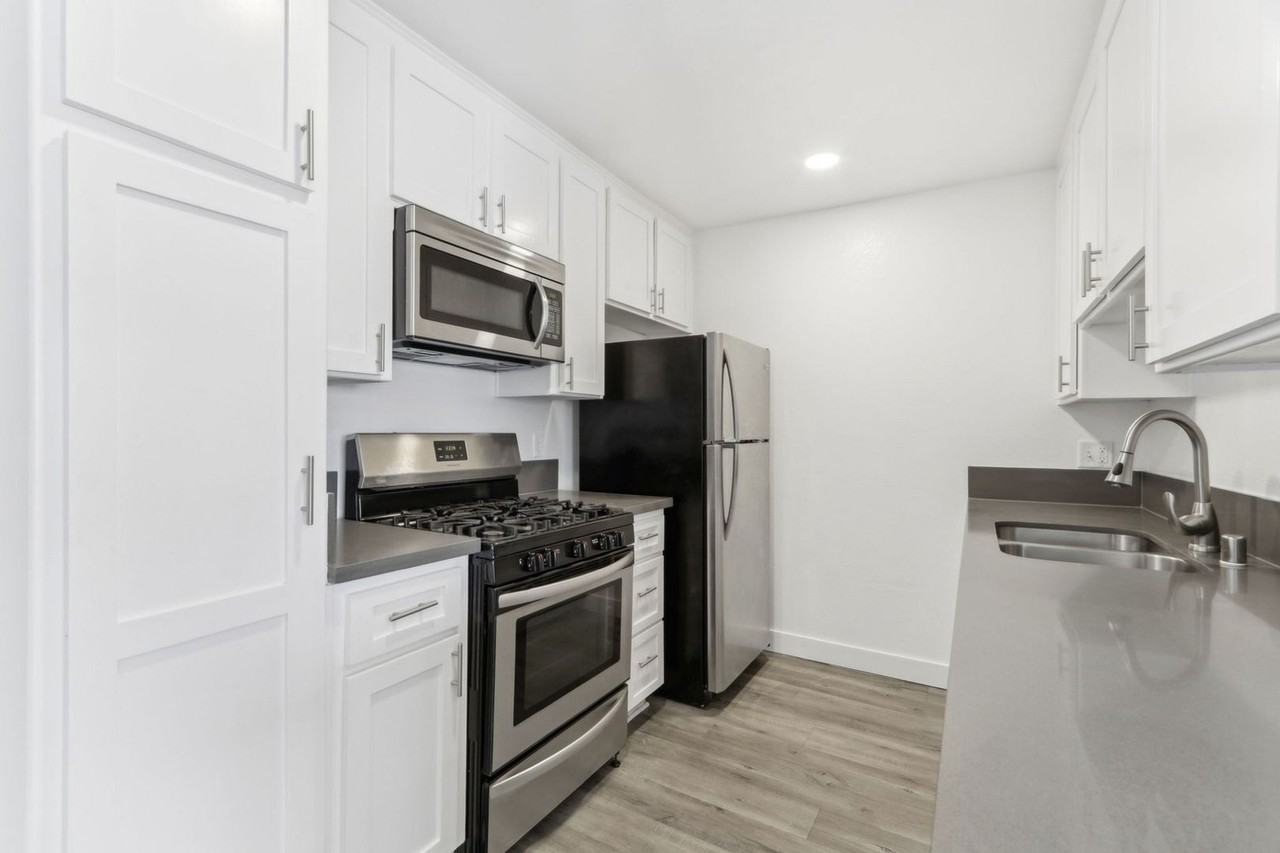 7057 Lanewood Ave - Photo 7 of 34