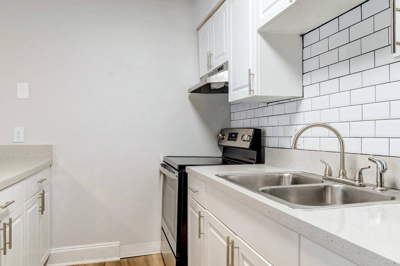 Avenue 1601 - Photo 2 of 9