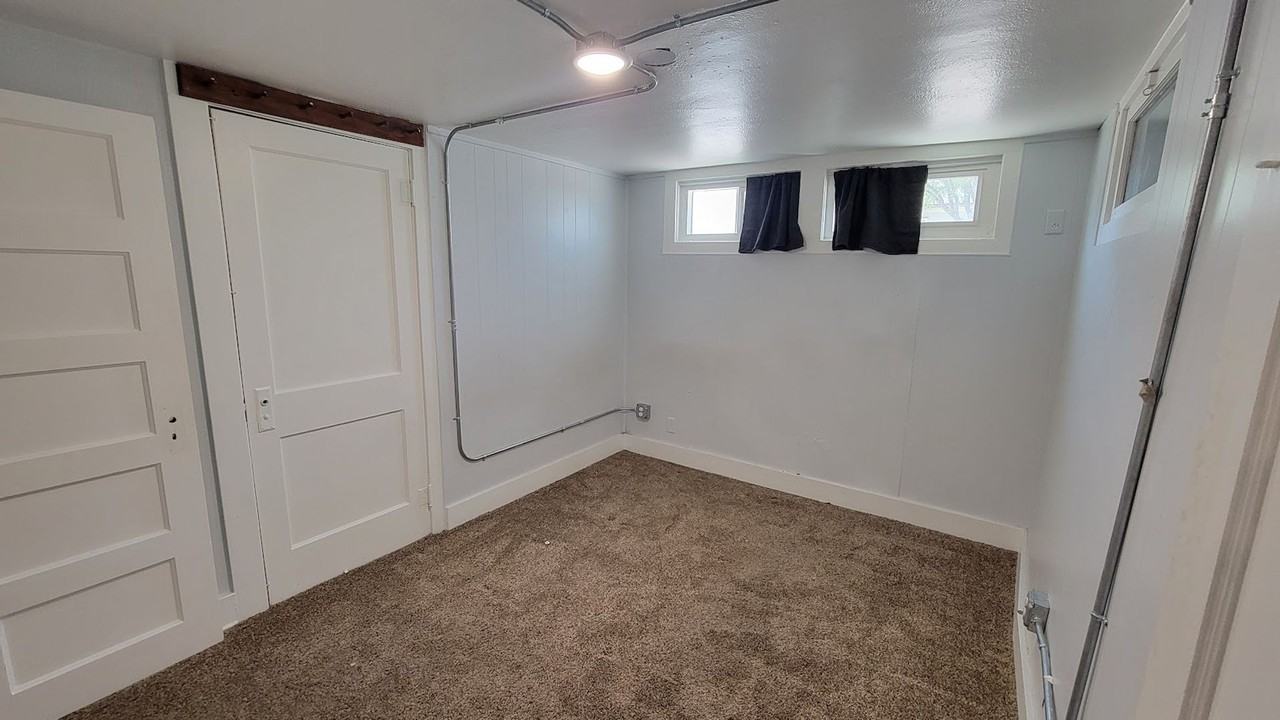 402 402 Ouray Ave - 400 1/2 Ouray Ave - Photo 3 of 11
