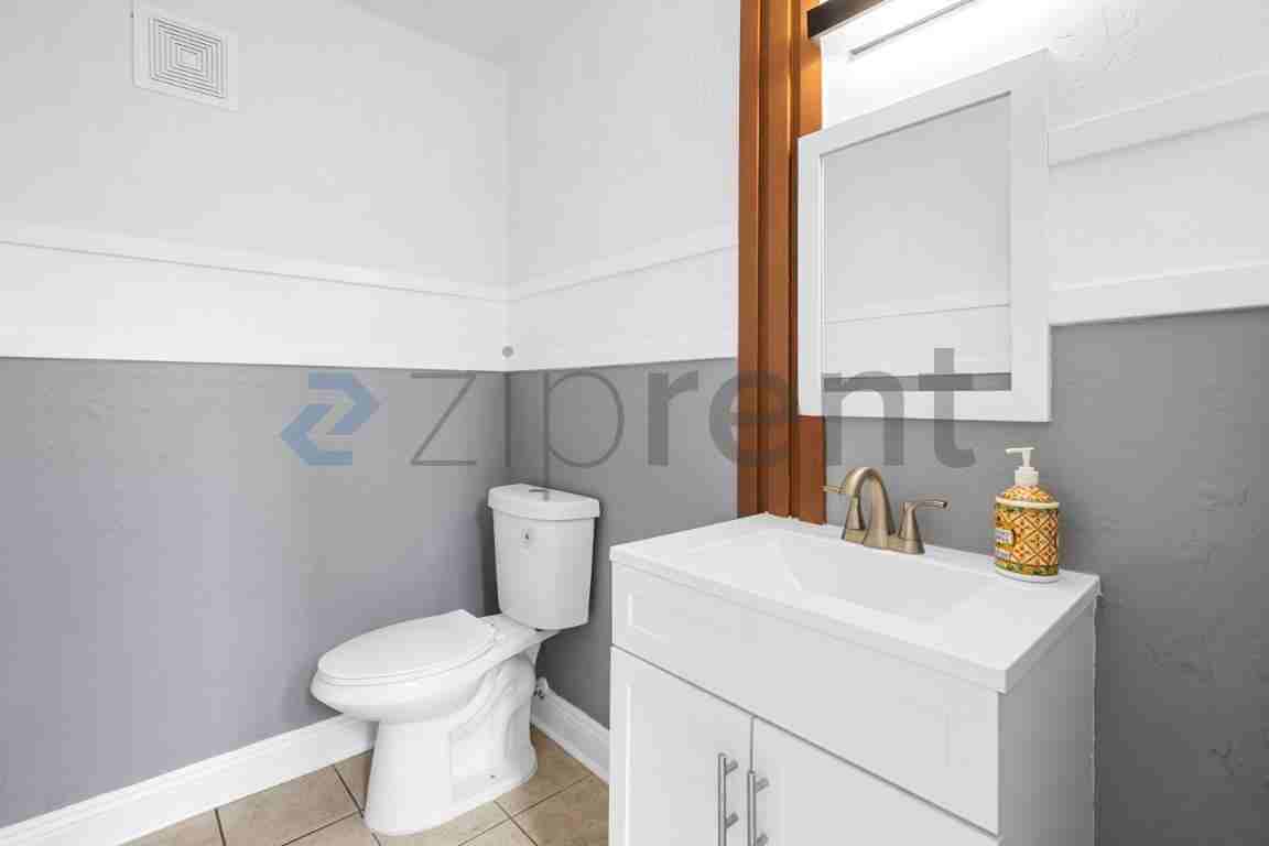 2236 E Desert Inn Rd #33 - Photo 7 of 23