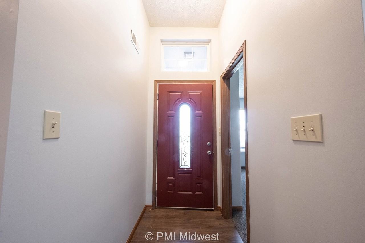 1092 Cobra Dr - Photo 4 of 33