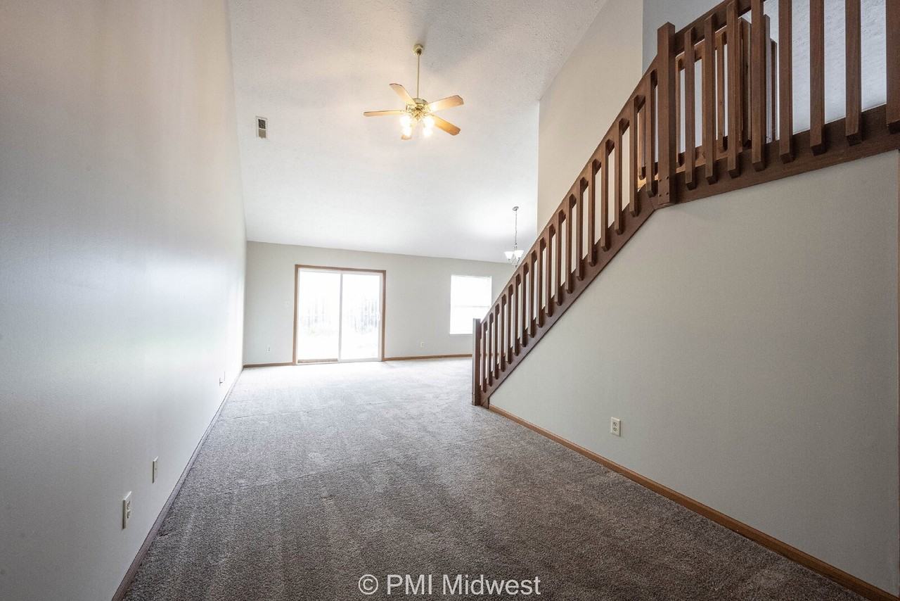1092 Cobra Dr - Photo 5 of 33