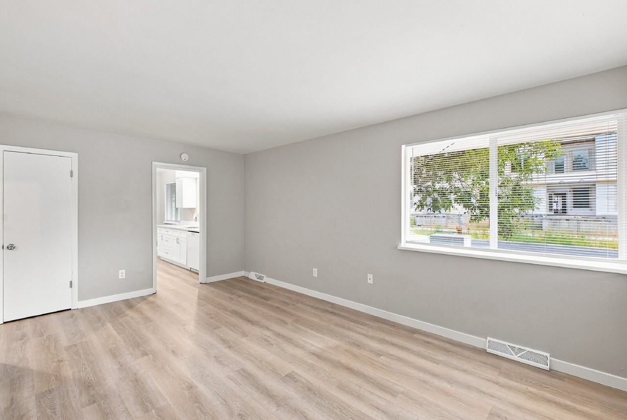 5565 S Delaware St #5565 - Photo 4 of 38