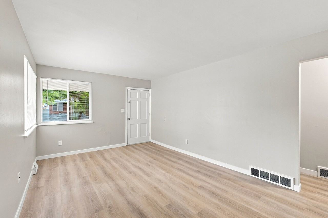 5565 S Delaware St #5565 - Photo 6 of 38