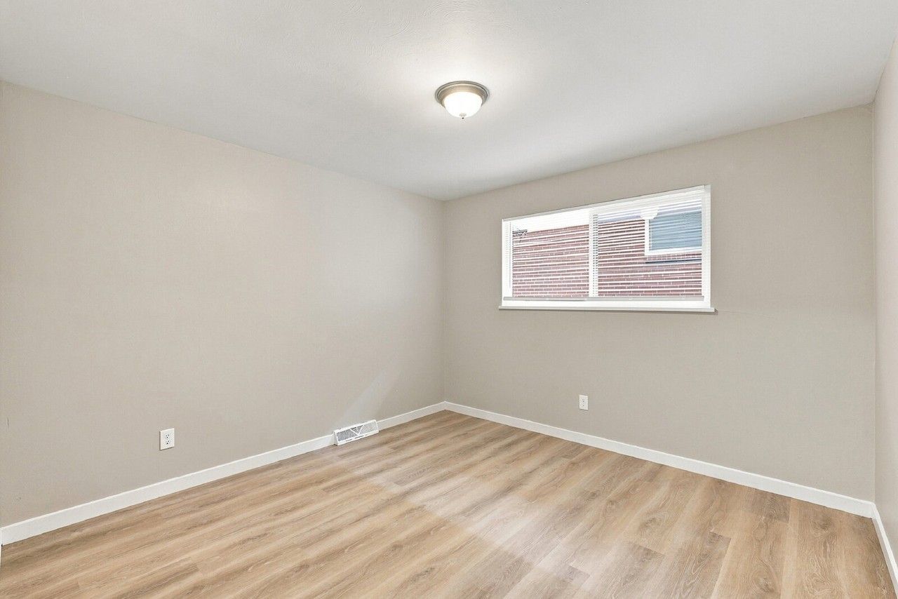5565 S Delaware St #5565 - Photo 4 of 40