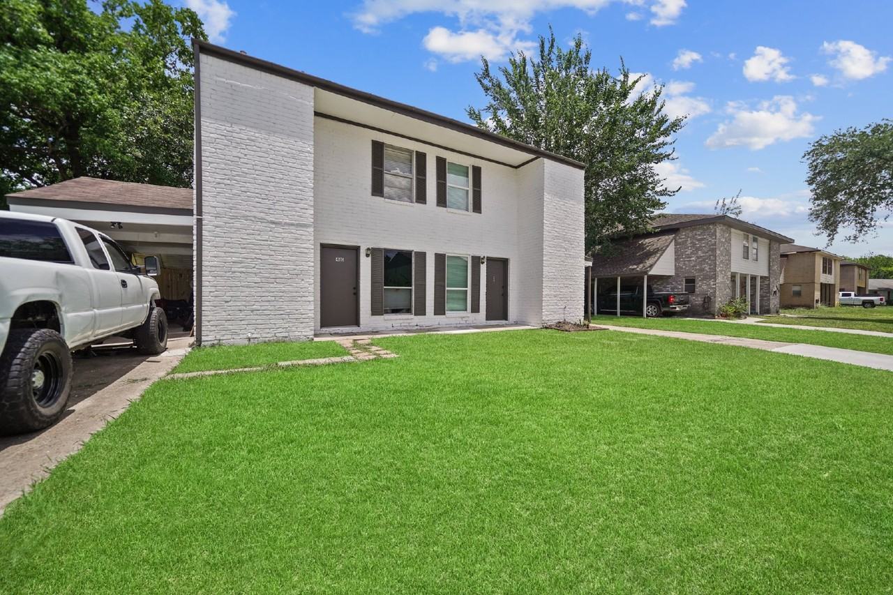 4605 Orange Cir N - Photo 3 of 15