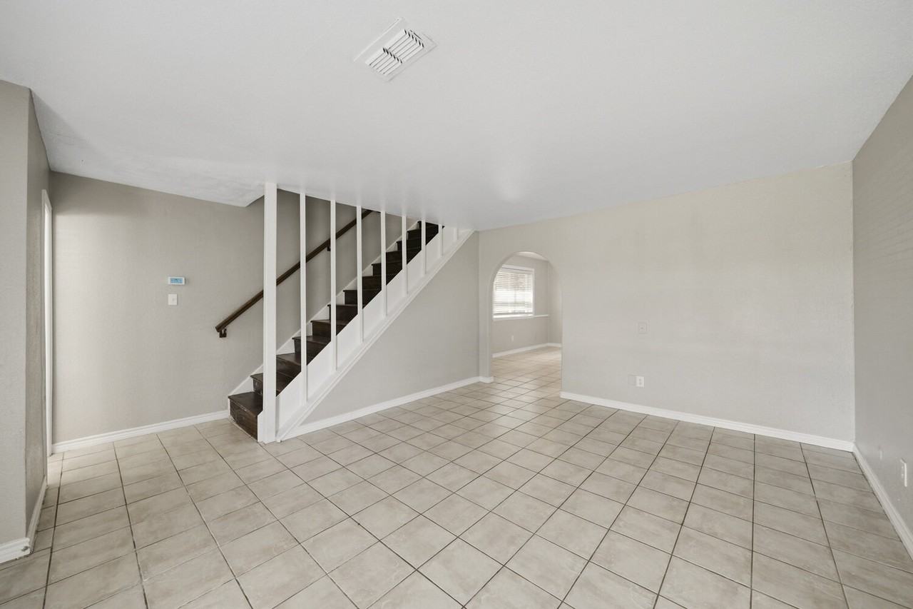4605 Orange Cir N - Photo 4 of 15