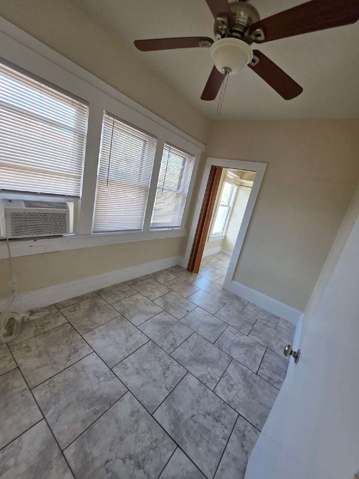 2138 Victoria Ave - Photo 2 of 6