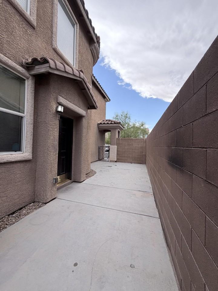 9118 Wine Cellar Ave - Photo 3 of 41