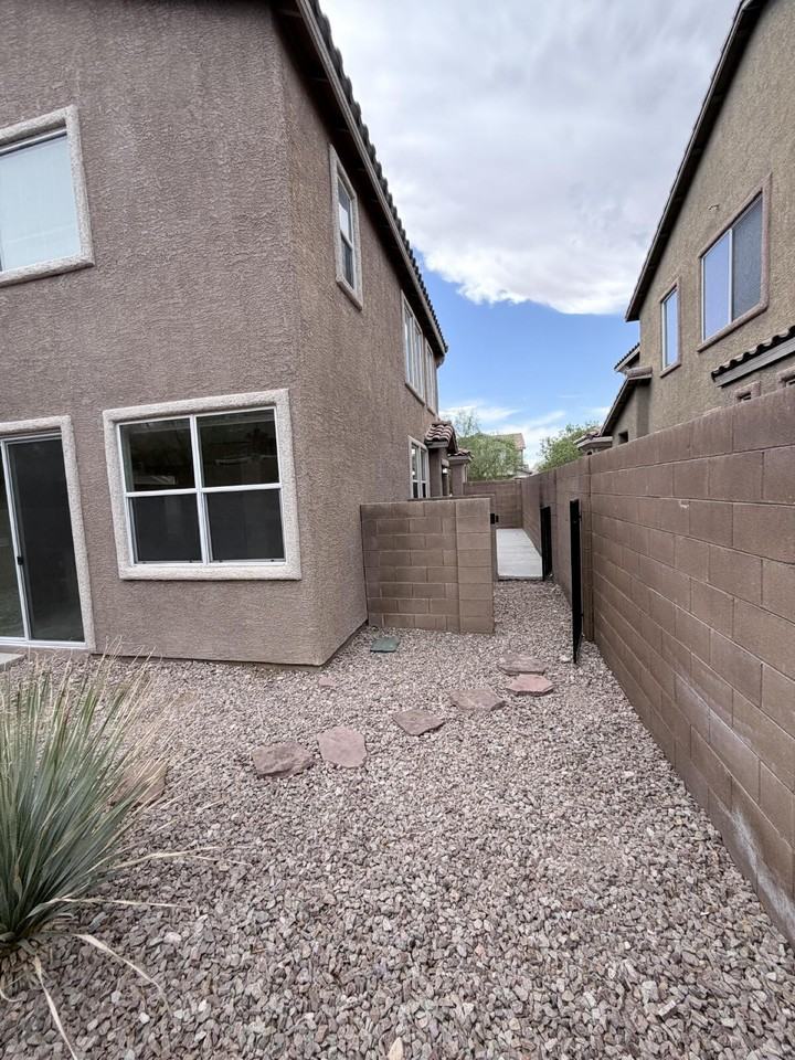 9118 Wine Cellar Ave - Photo 7 of 41