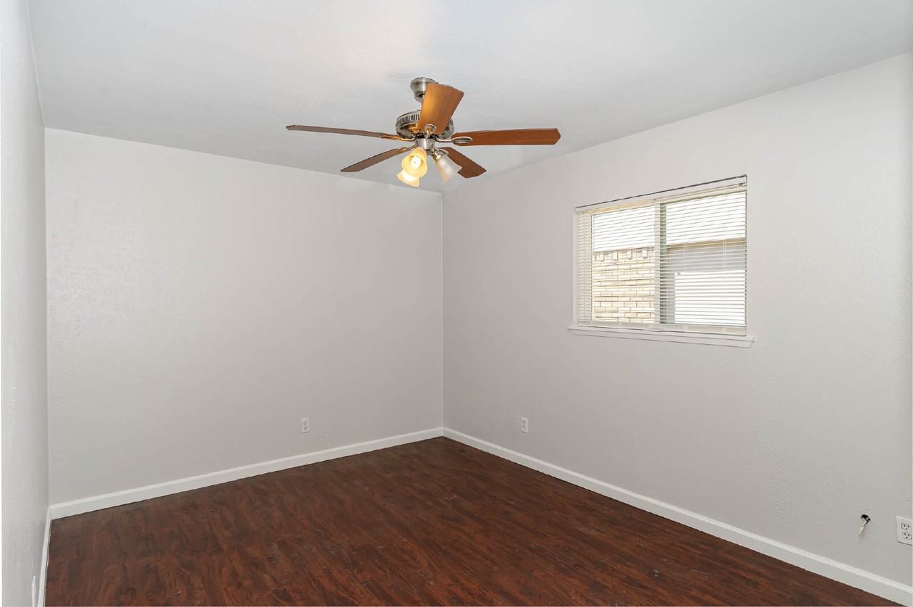 4220 Yellowleaf Dr - Photo 4 of 26