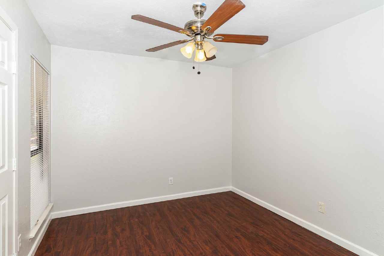 4220 Yellowleaf Dr - Photo 6 of 26