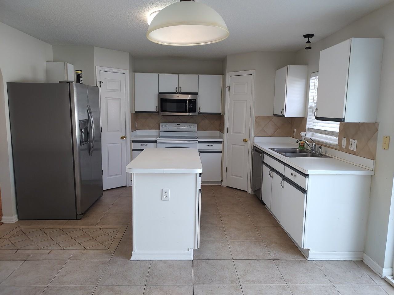 680 Basingstoke Ct - Photo 4 of 25