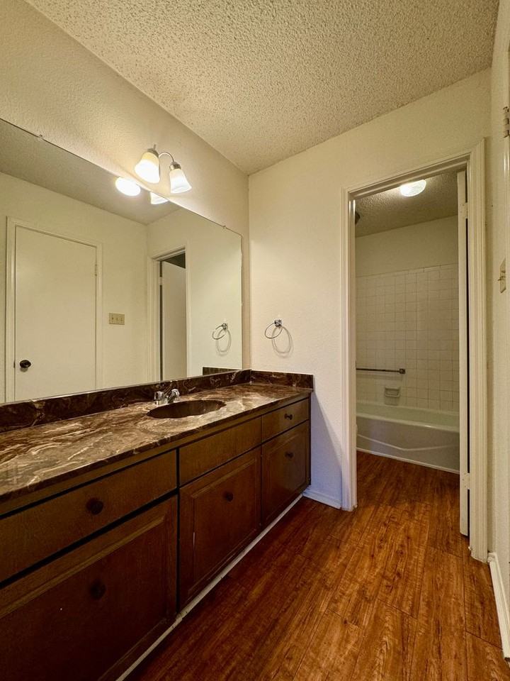 5727 Roxanne Dr - Photo 7 of 11