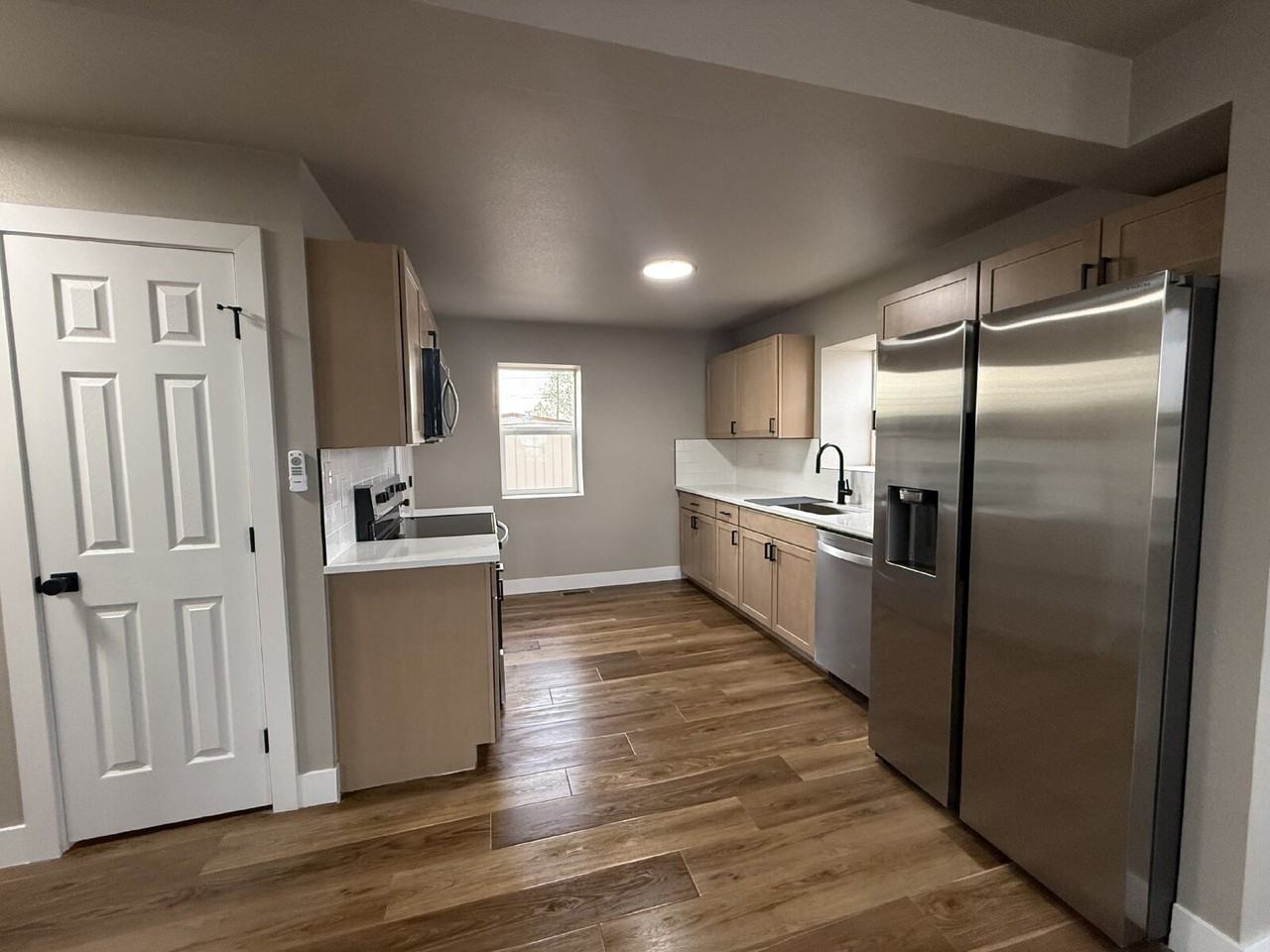 120 N Avenue C4 - Photo 3 of 23