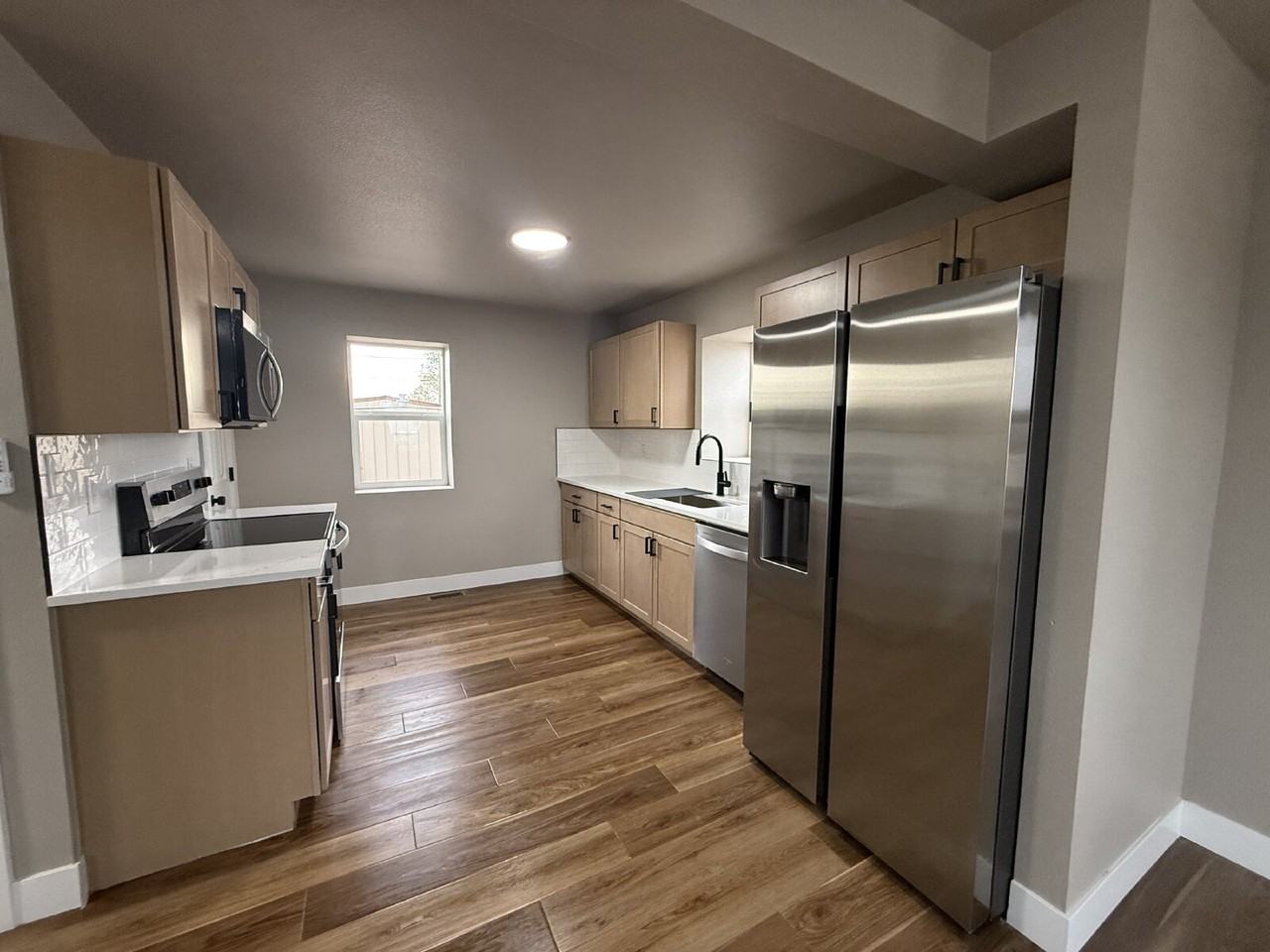 120 N Avenue C4 - Photo 4 of 23