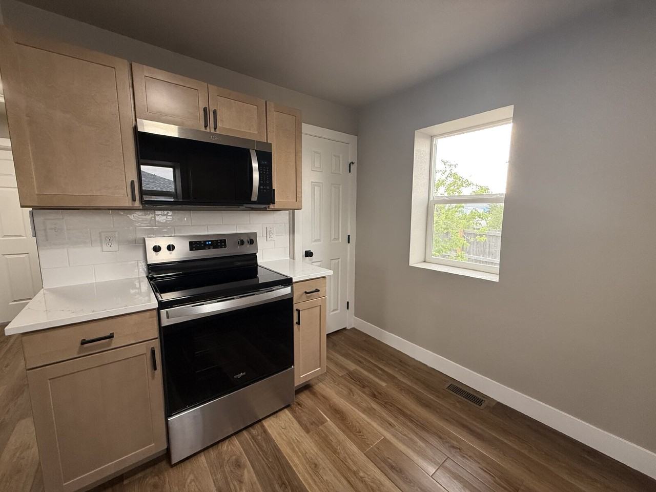 120 N Avenue C4 - Photo 6 of 23