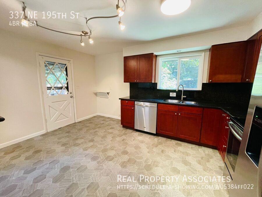 337 Ne 195th St - Photo 3 of 20