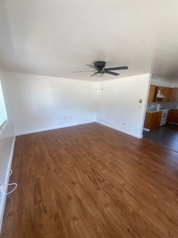 371 Sw Ash St - Photo 2 of 10
