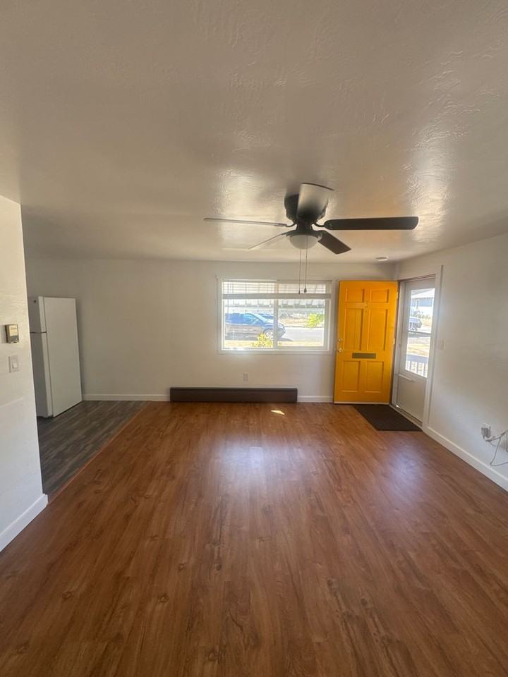 371 Sw Ash St - Photo 3 of 10