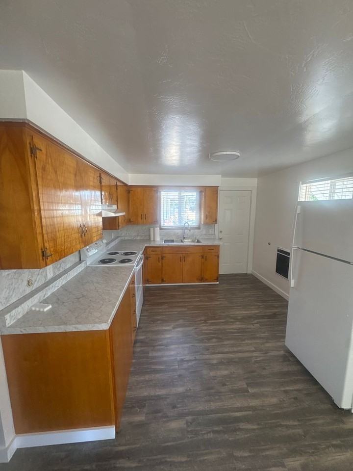 371 Sw Ash St - Photo 4 of 10