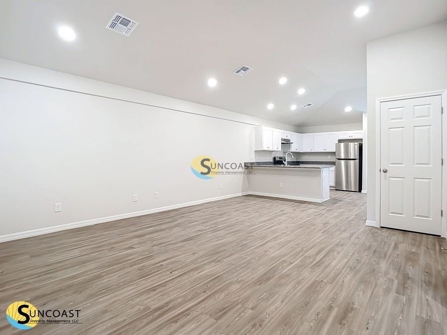 15581 Chamberlain Blvd - Photo 3 of 21
