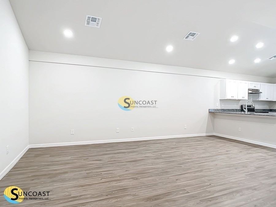 15581 Chamberlain Blvd - Photo 4 of 21