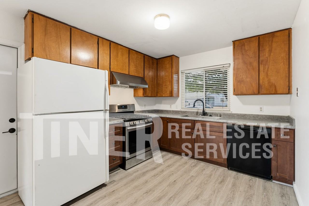3729 Moonbeam Dr - Photo 3 of 23