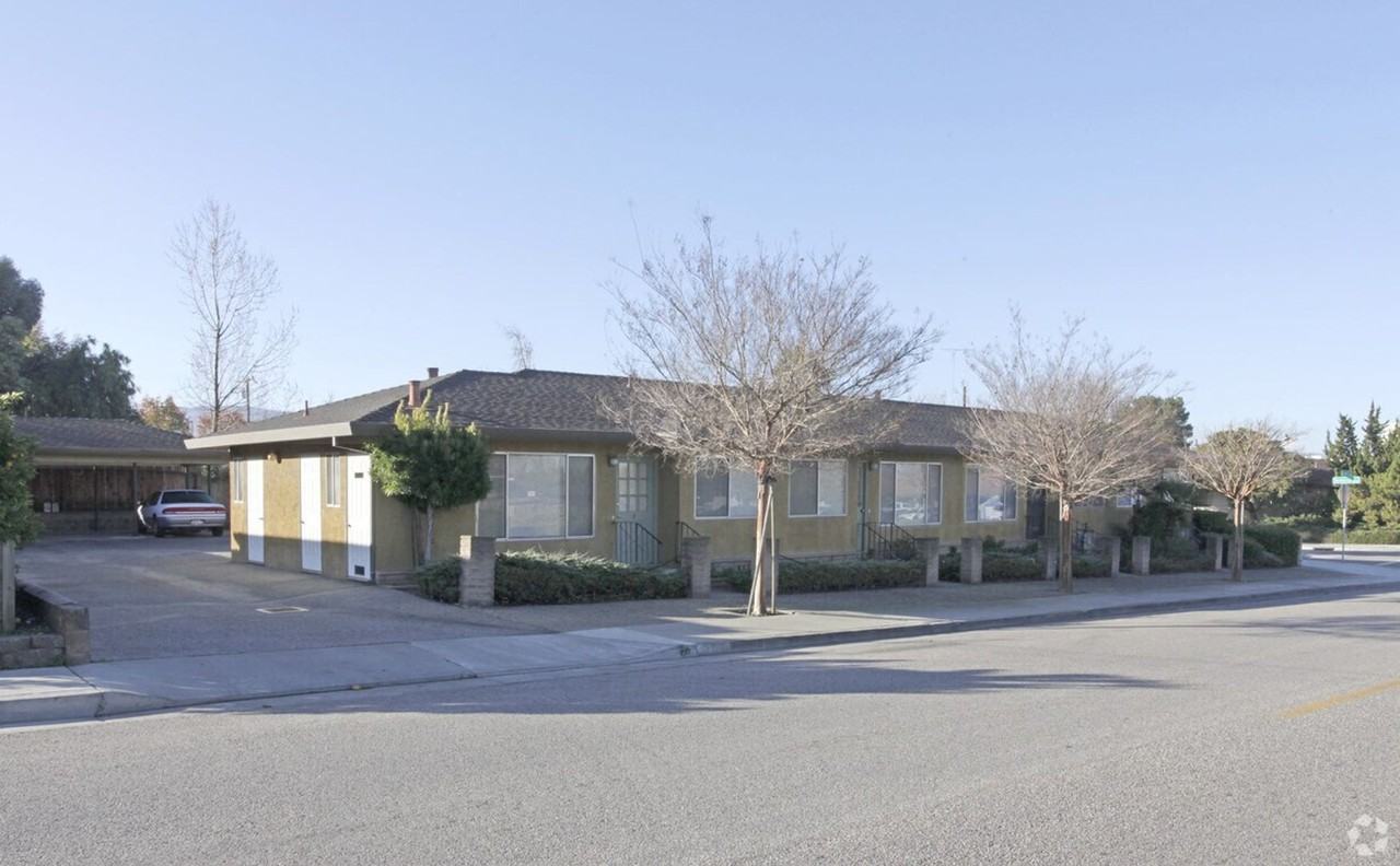 1001 Sunset Dr - Photo 2 of 4
