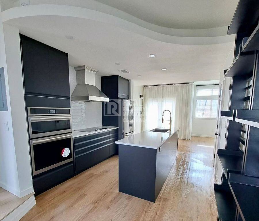500 30th St #8 - Photo 3 of 25