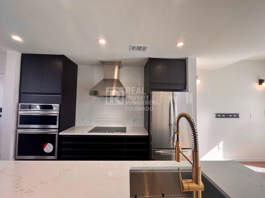 500 30th St #8 - Photo 6 of 25